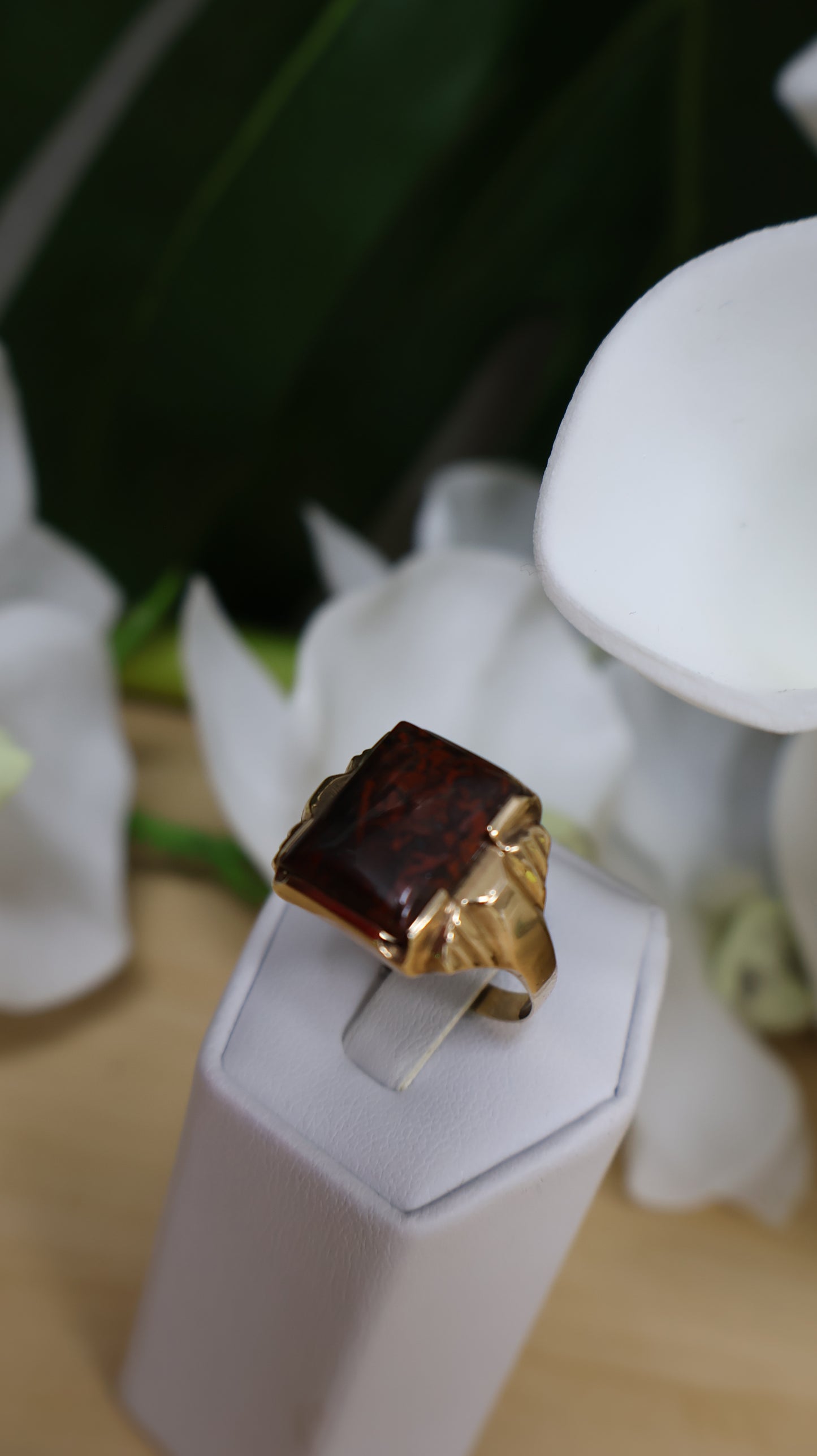 anillo de hombre de  14k con piedra rojo vino .