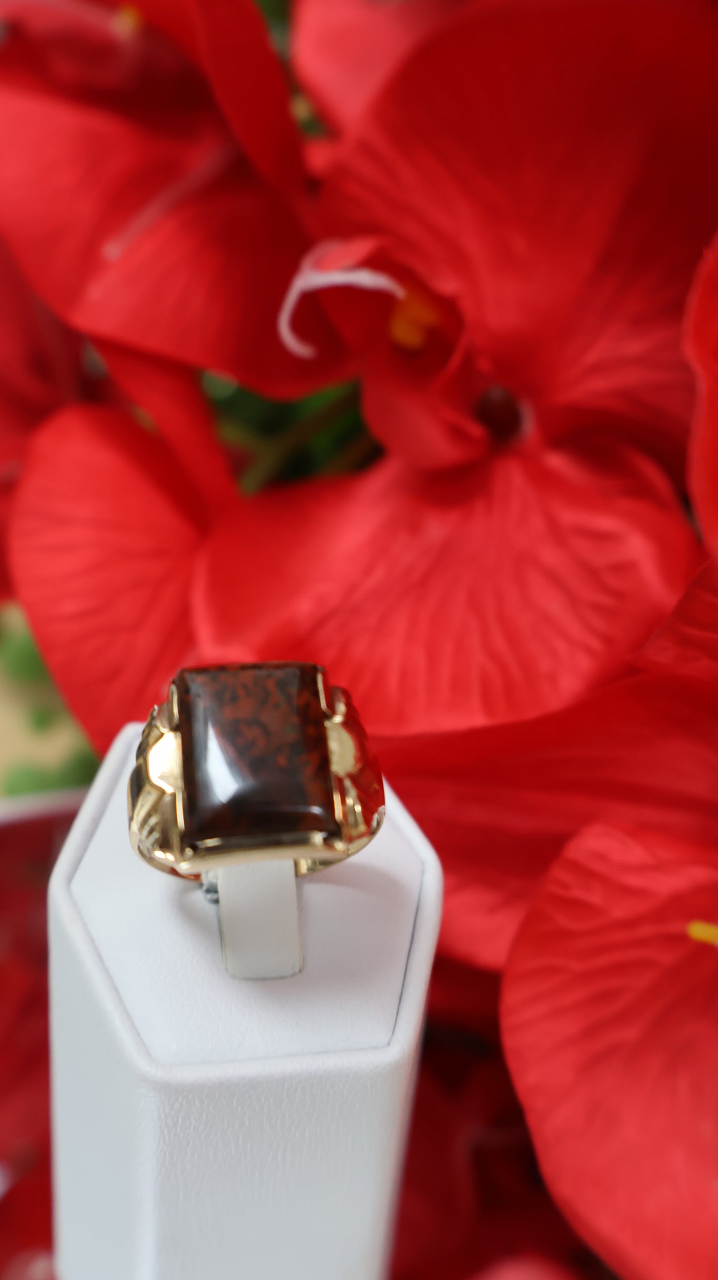 anillo de hombre de  14k con piedra rojo vino .