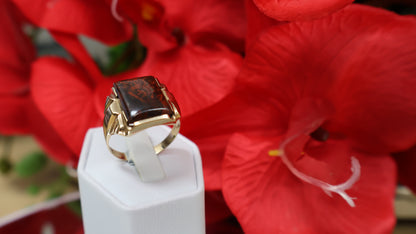 anillo de hombre de  14k con piedra rojo vino .