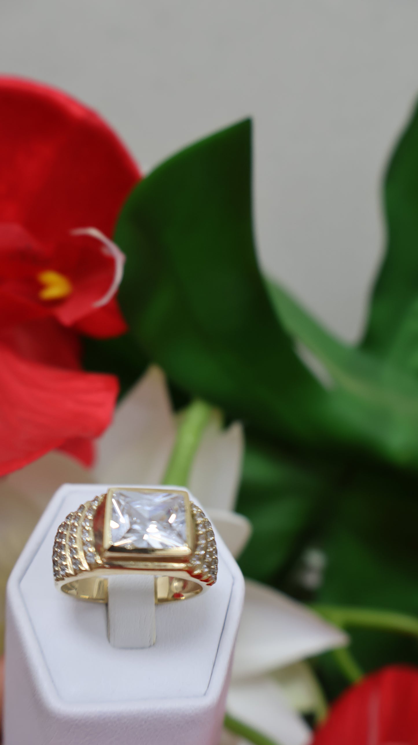 anillo de 10k de hombre con piedra blanca