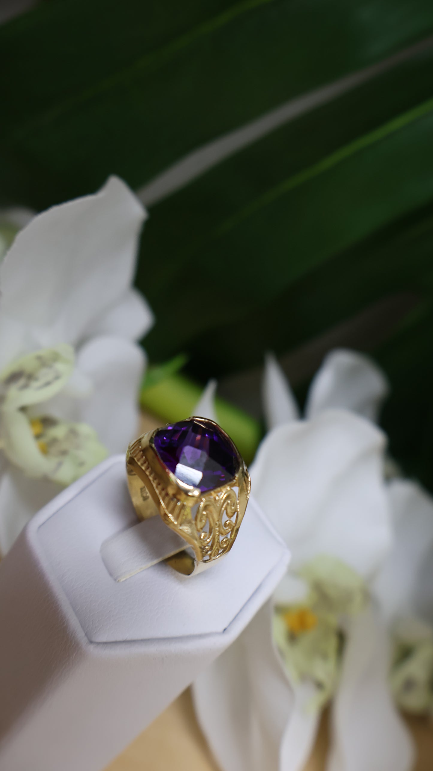 anillo de 10k  de hombre con piedra pulpura