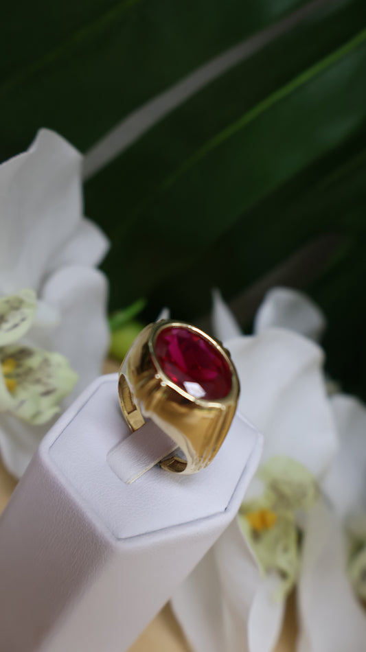 anillo de hombre de  10k con  piedra roja .