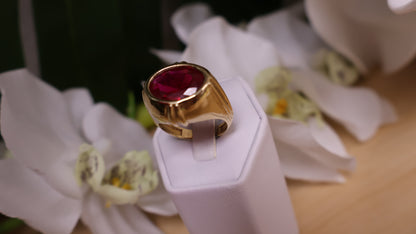 anillo de hombre de  10k con  piedra roja .