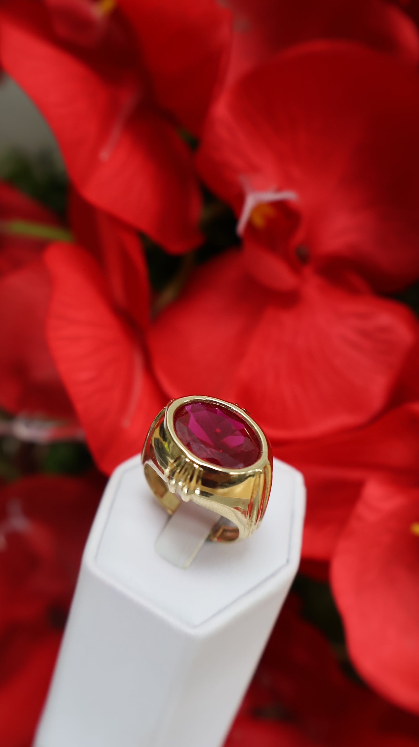 anillo de hombre de  10k con  piedra roja .