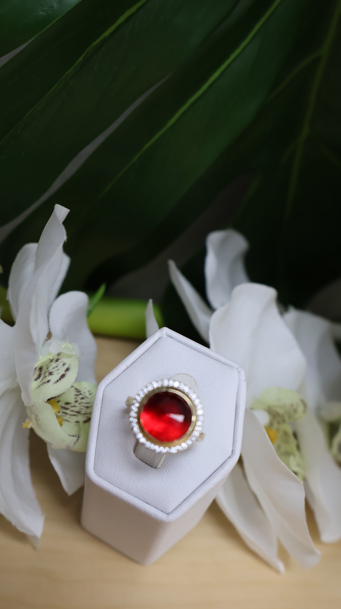 Anillo de mujer en oro 14k de piedra en roja y con sirconia en blanca