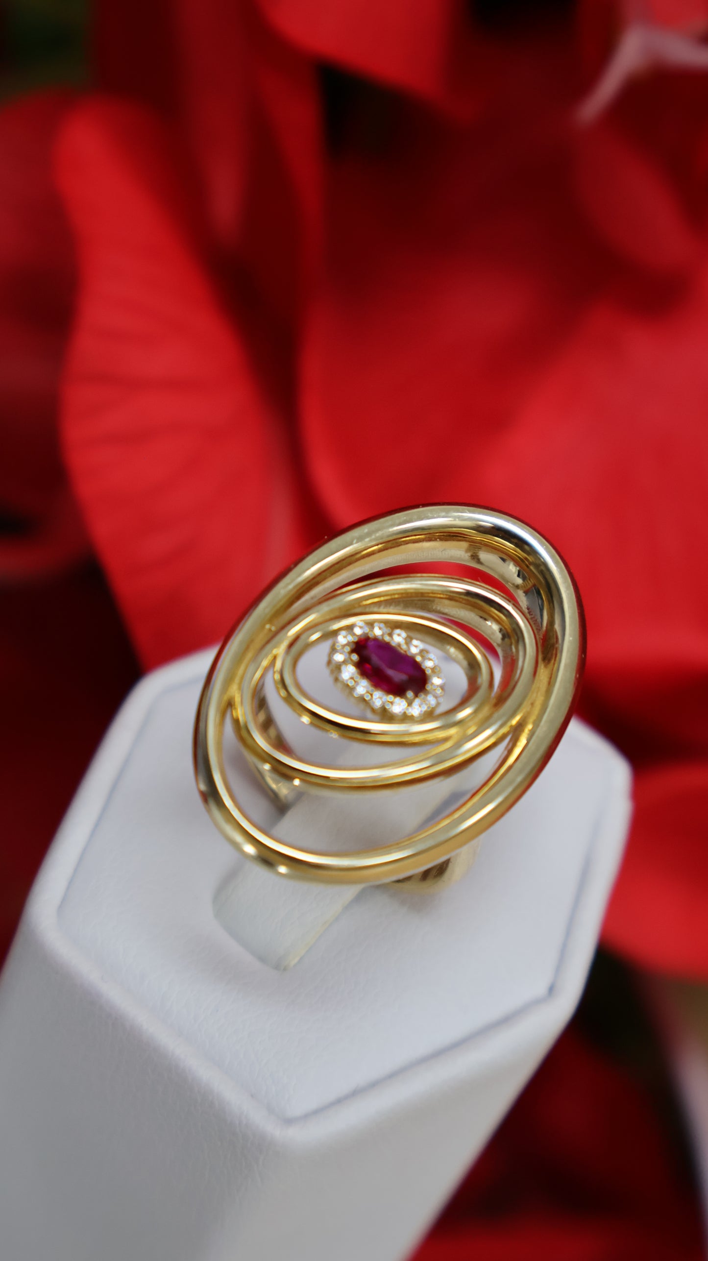 anillo de mujer con pidra roja en el centro en oro 14k