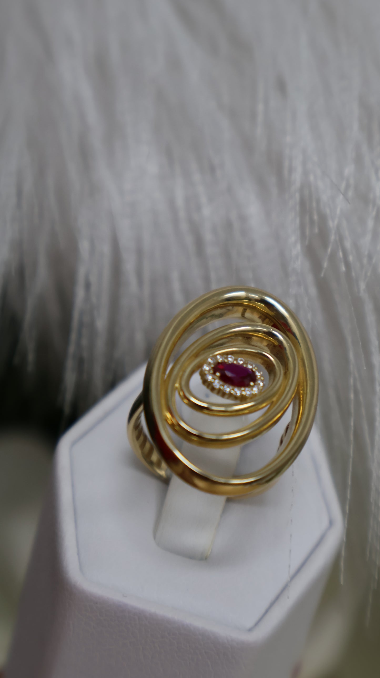 anillo de mujer con pidra roja en el centro en oro 14k