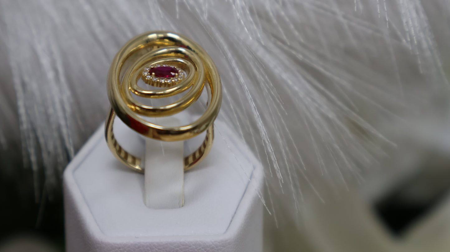 anillo de mujer con pidra roja en el centro en oro 14k