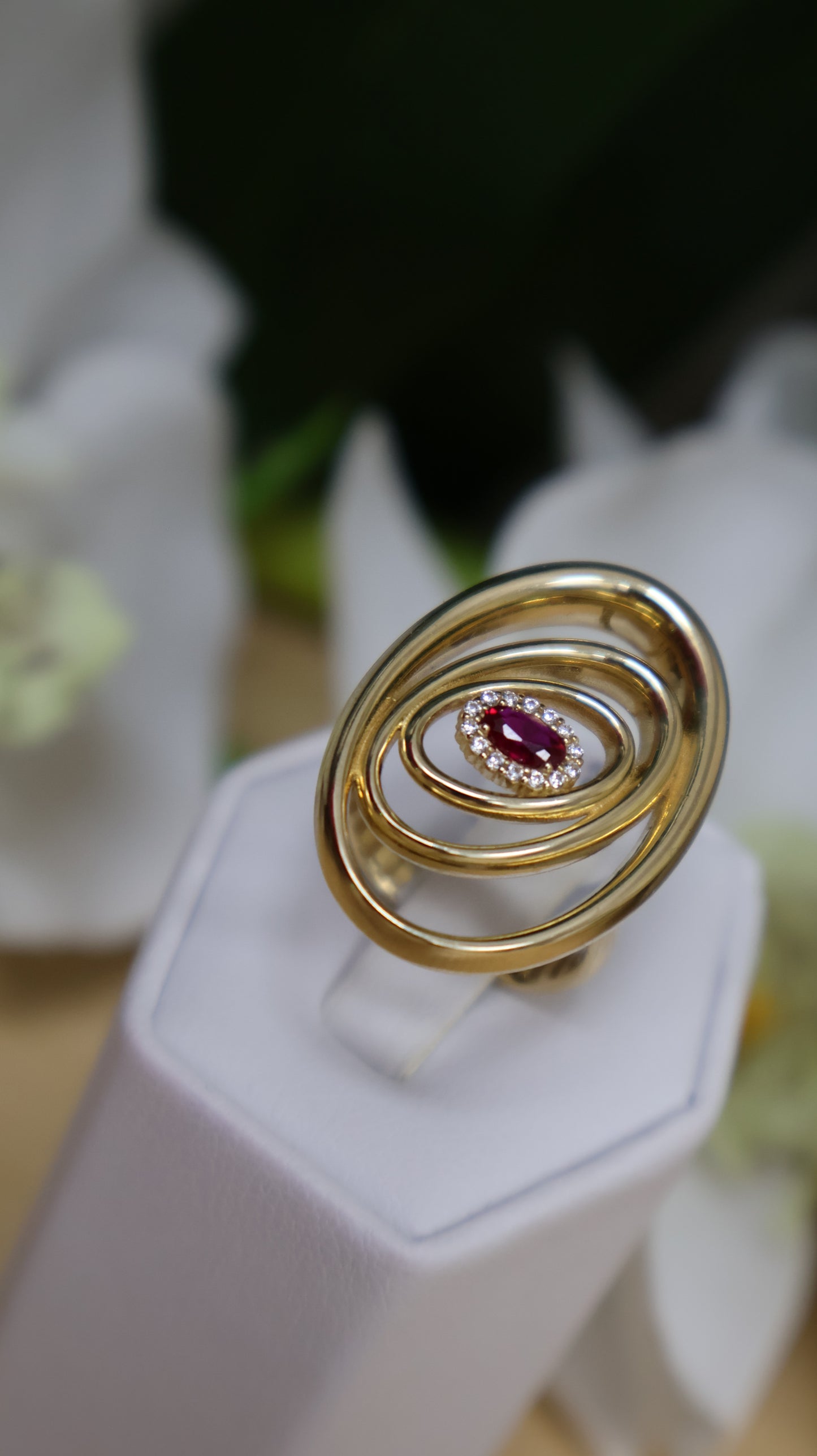 anillo de mujer con pidra roja en el centro en oro 14k