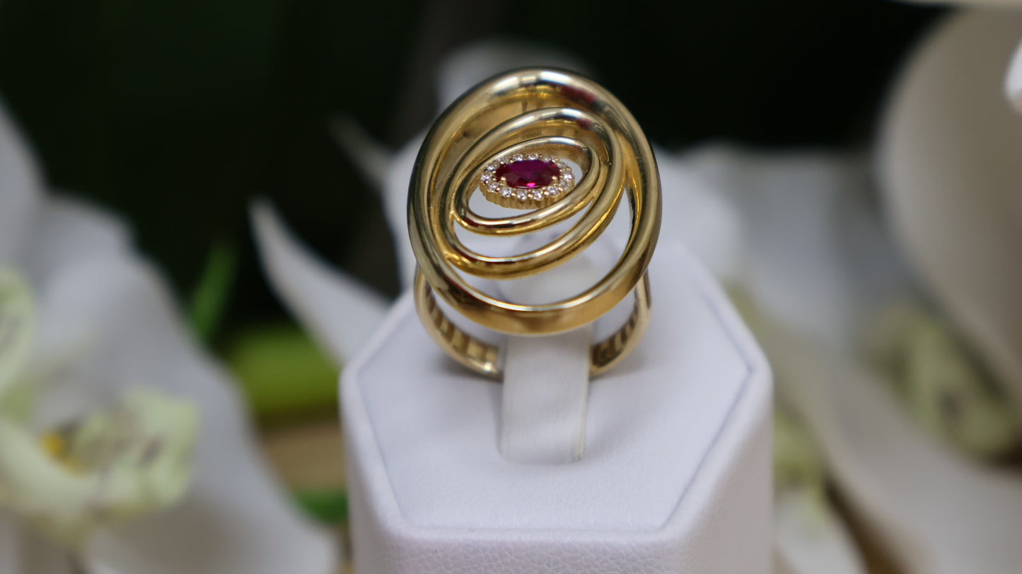 anillo de mujer con pidra roja en el centro en oro 14k
