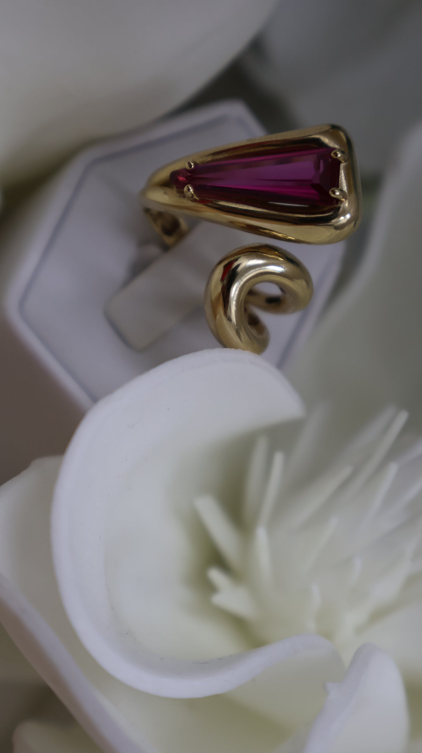 Anillo de mujer 14k estilo Moderno con piedra en rosada