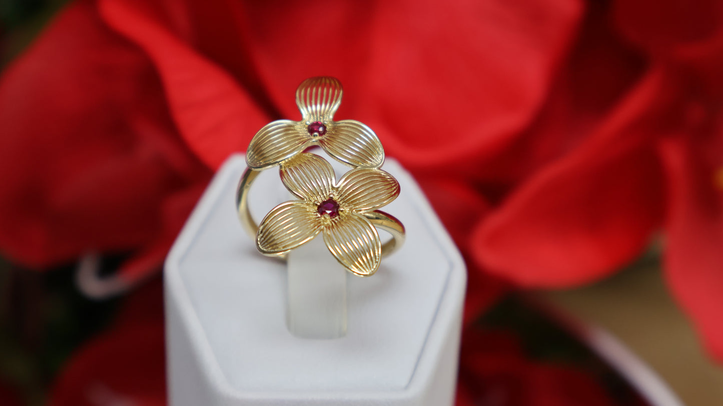 anillo de mujer 14k con  dos flores y dos piedra roja