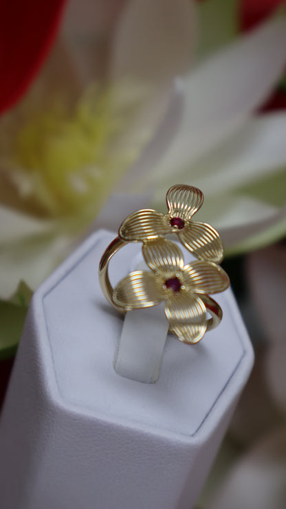 anillo de mujer 14k con  dos flores y dos piedra roja