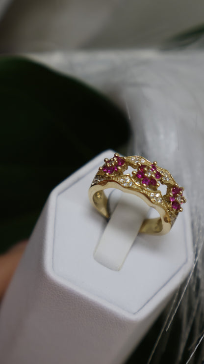 anillo de mujer 14k de tres floresitas con  piedra rosada fuerte