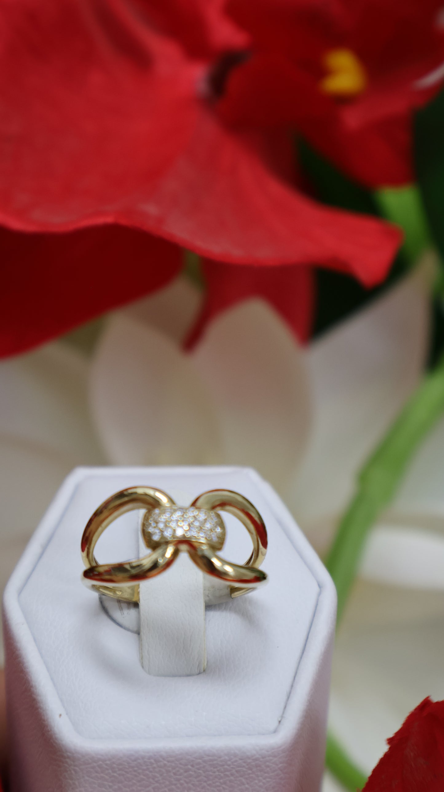 anillo de mujer 14k  diseno de lazo con circonia  en blanca