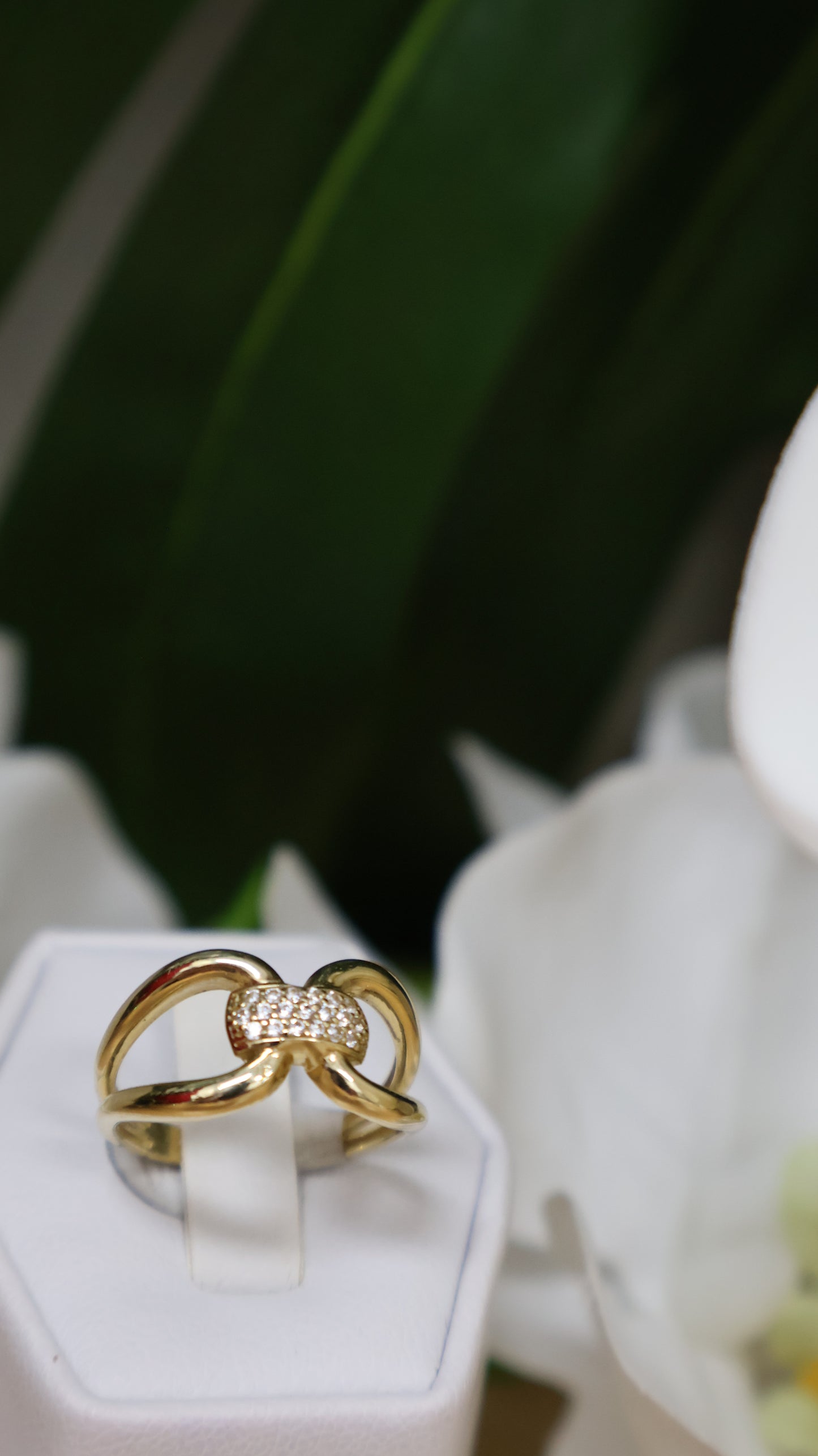 anillo de mujer 14k  diseno de lazo con circonia  en blanca