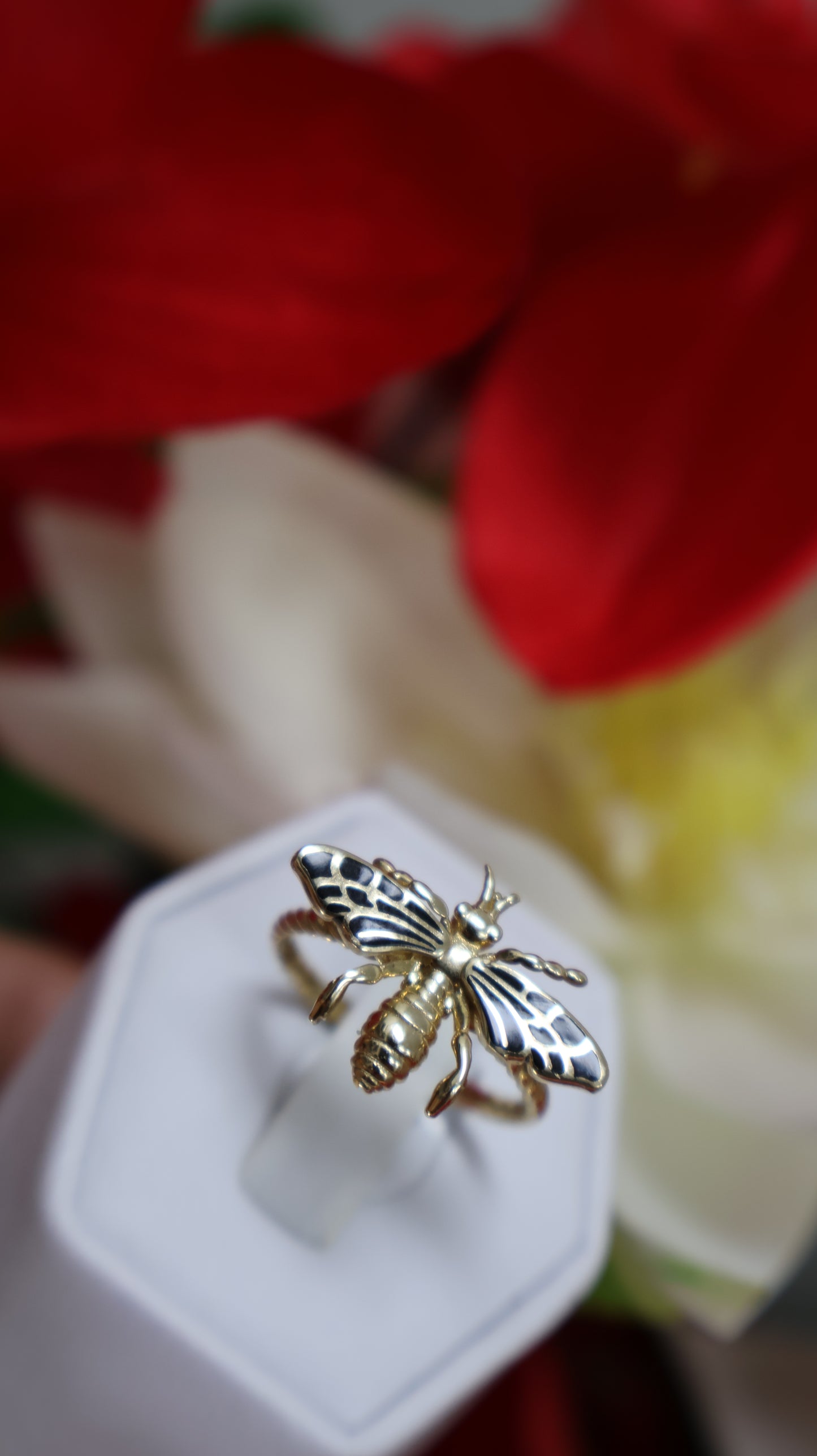 anillo de mujer de 10k con  diseno aveja