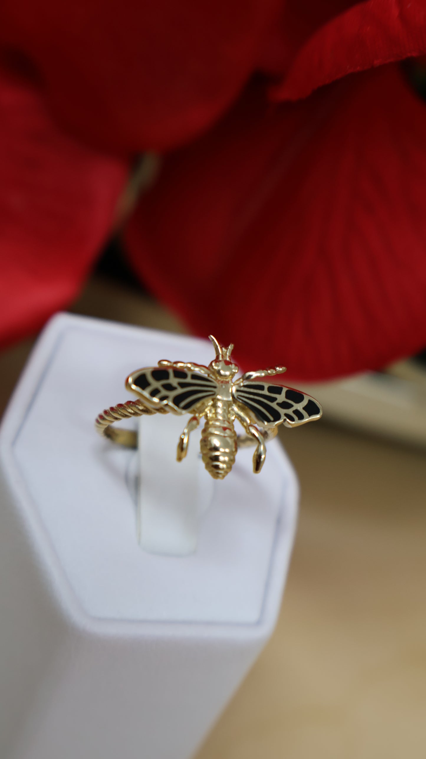 anillo de mujer de 10k con  diseno aveja