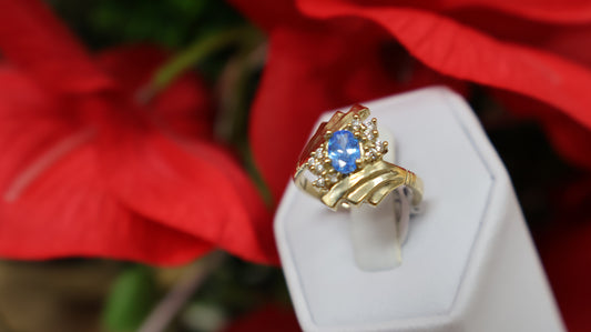 anillo de mujer 10k con piedra azul y circonia blanca