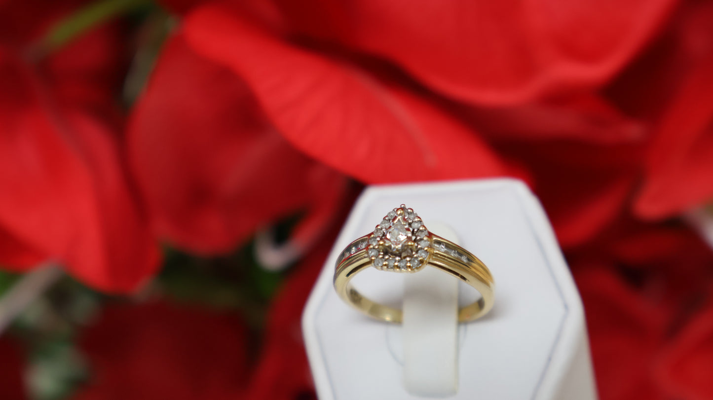 anillo de mujer 10k con piedras en blancas