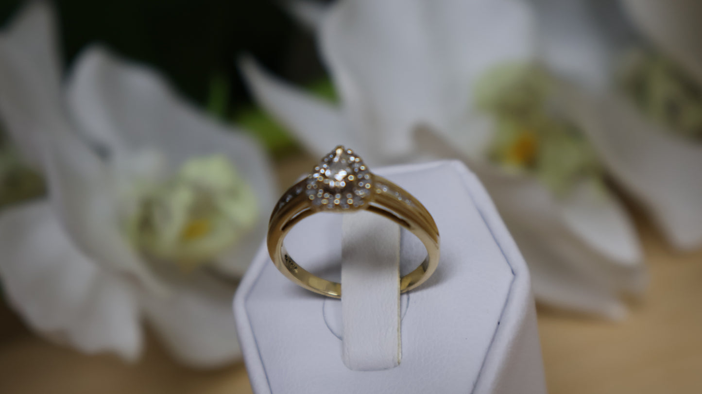 anillo de mujer 10k con piedras en blancas