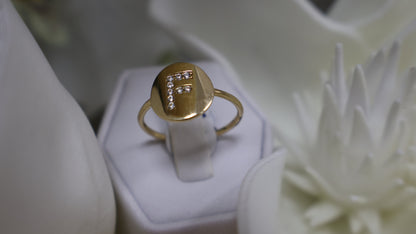 anillo de letra en el centro mujer y nino