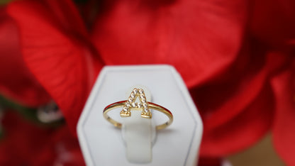 anillo de letra con  circonia de  mujer y nina en oro 14k