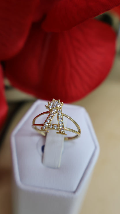 anillo de letra con  circonia y corona de mujer en oro 14k medianos