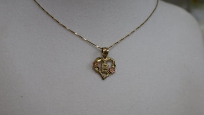 Dije de letra de corazon con 2 flor de oro 10k para mujer y para ninos