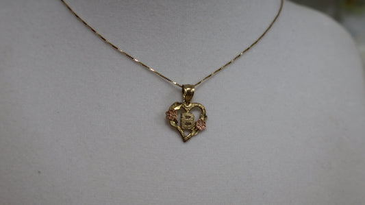 Dije de letra de corazon con 2 flor de oro 10k para mujer y para ninos