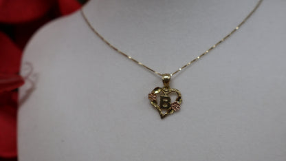 Dije de letra de corazon con 2 flor de oro 10k para mujer y para ninos