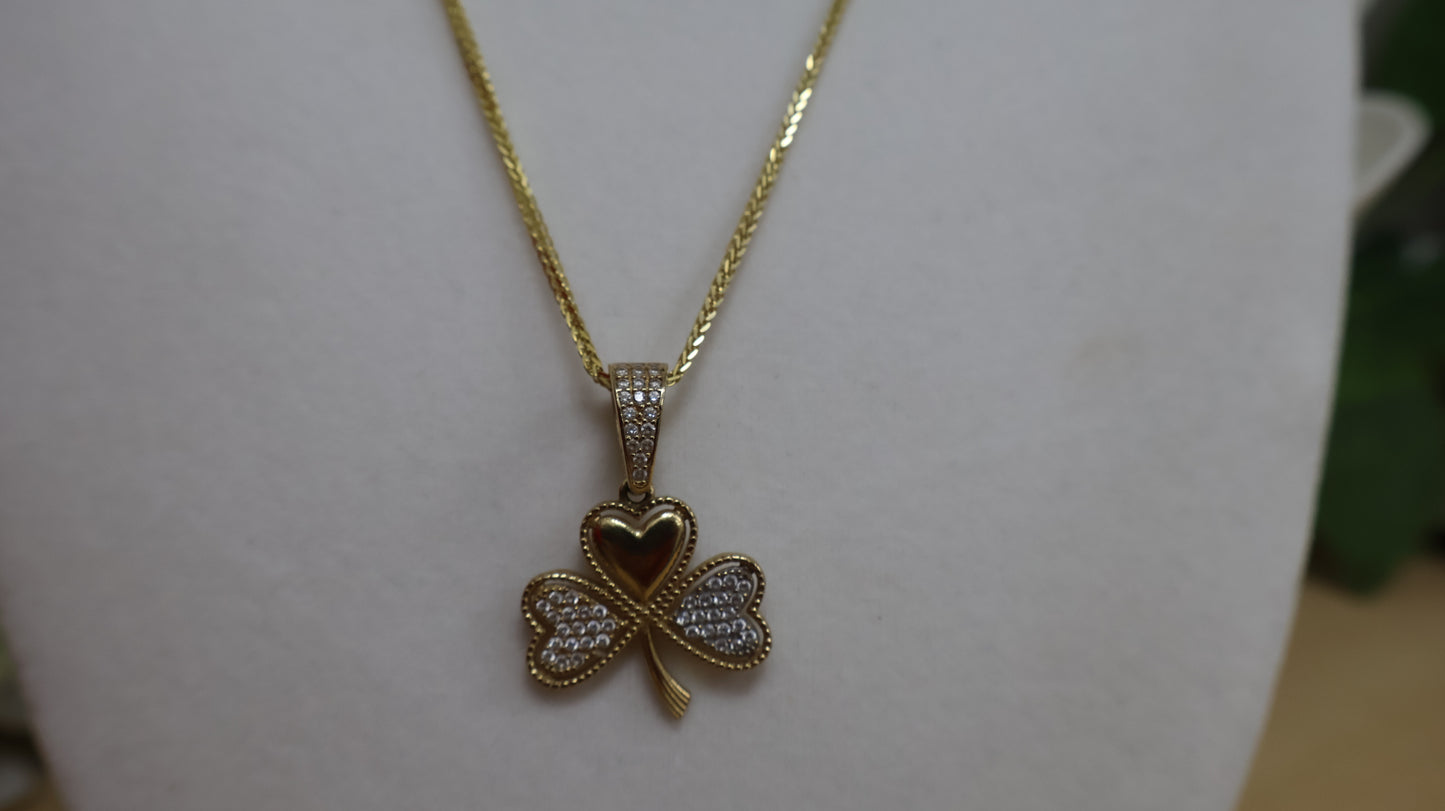 Dije de flor con circonia de oro 10k