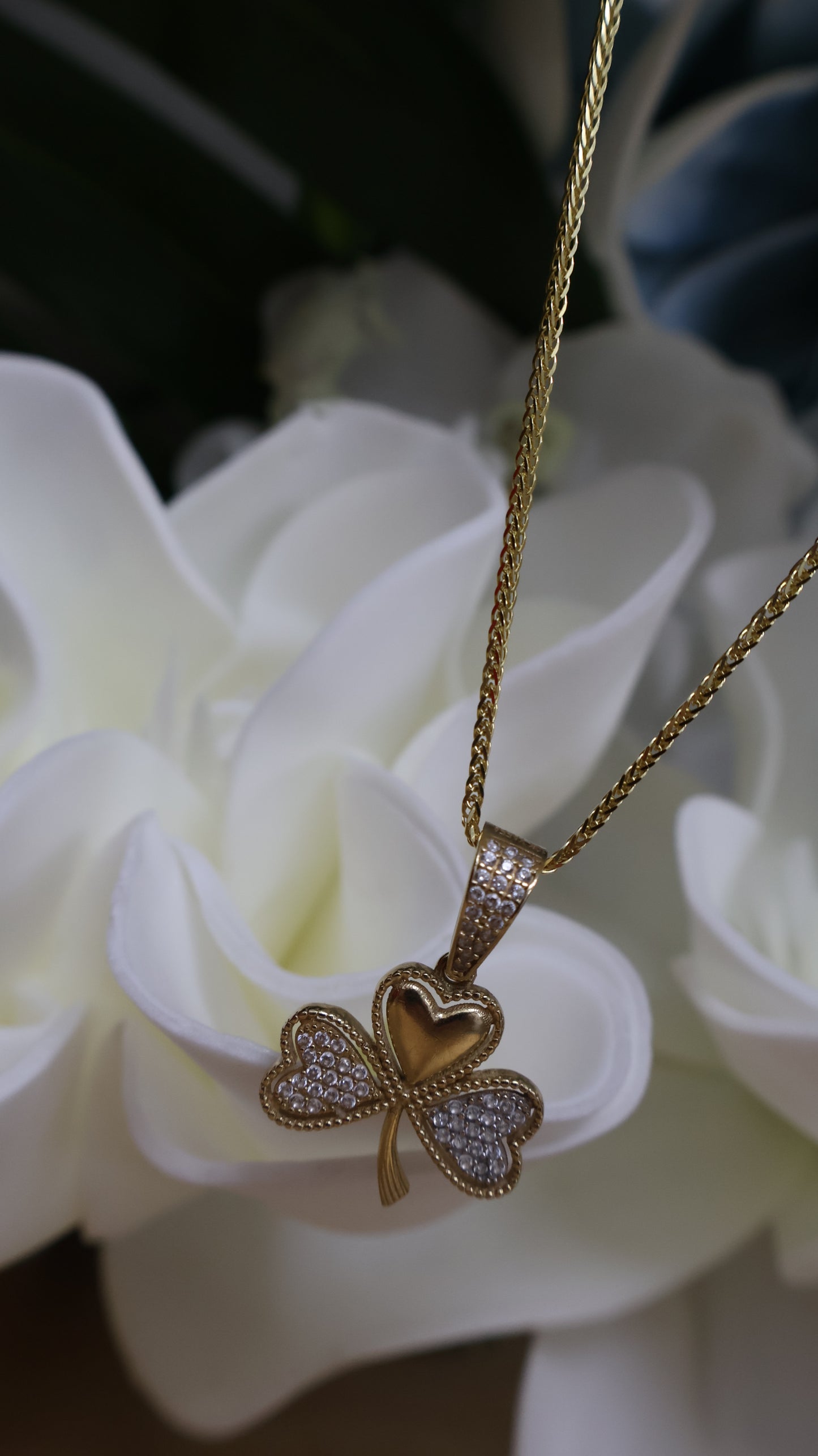 Dije de flor con circonia de oro 10k