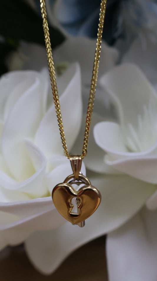 Dije de 14k de llave y corazon