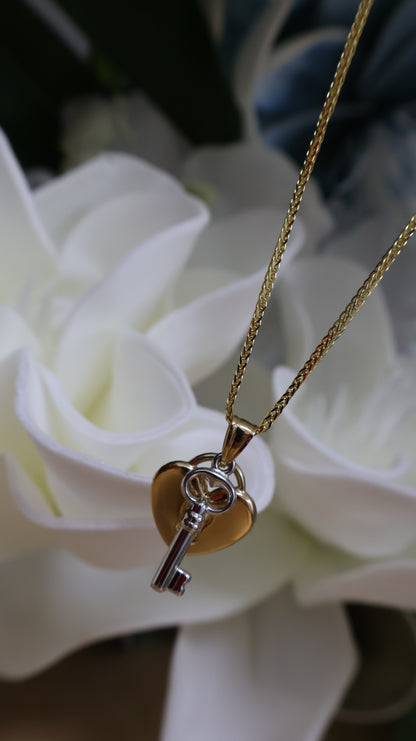 Dije de 14k de llave y corazon