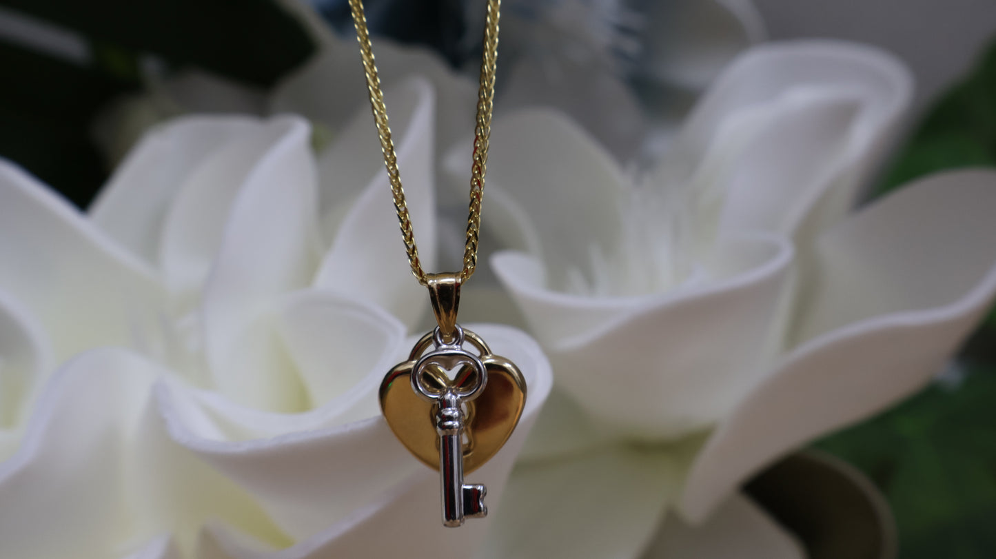 Dije de 14k de llave y corazon