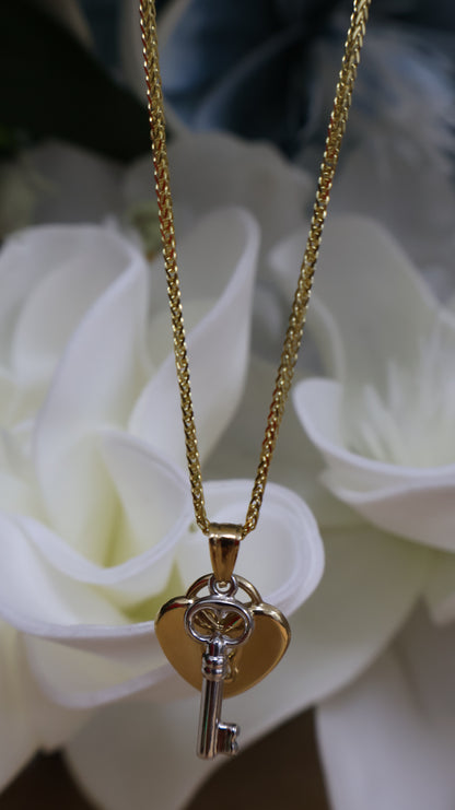 Dije de 14k de llave y corazon