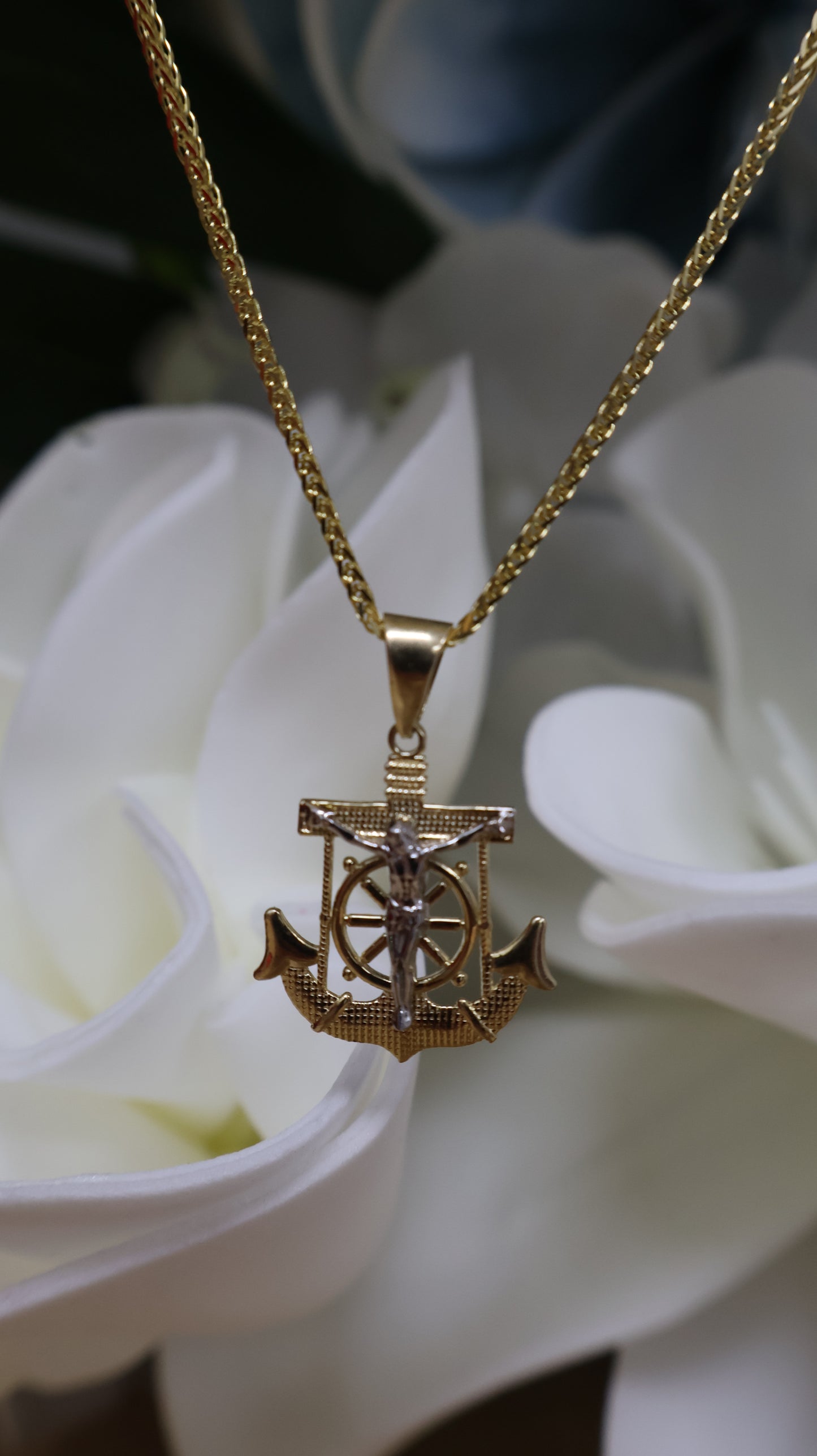 Dije de 10k ancla con cristo en oro blanco