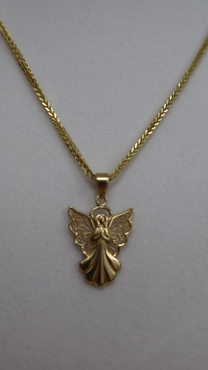 Dije de una angelita con las alas abiertas en oro 10k