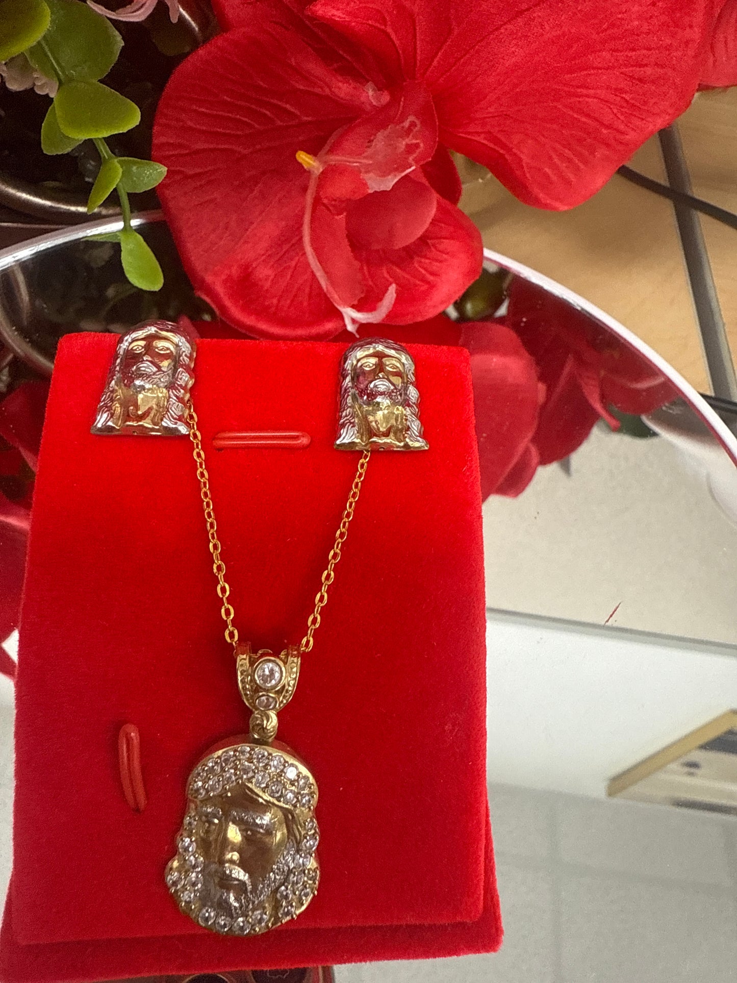 Cadena de oro 14k con el dije y los arete de la cara de cristo ,conjunto para mujer