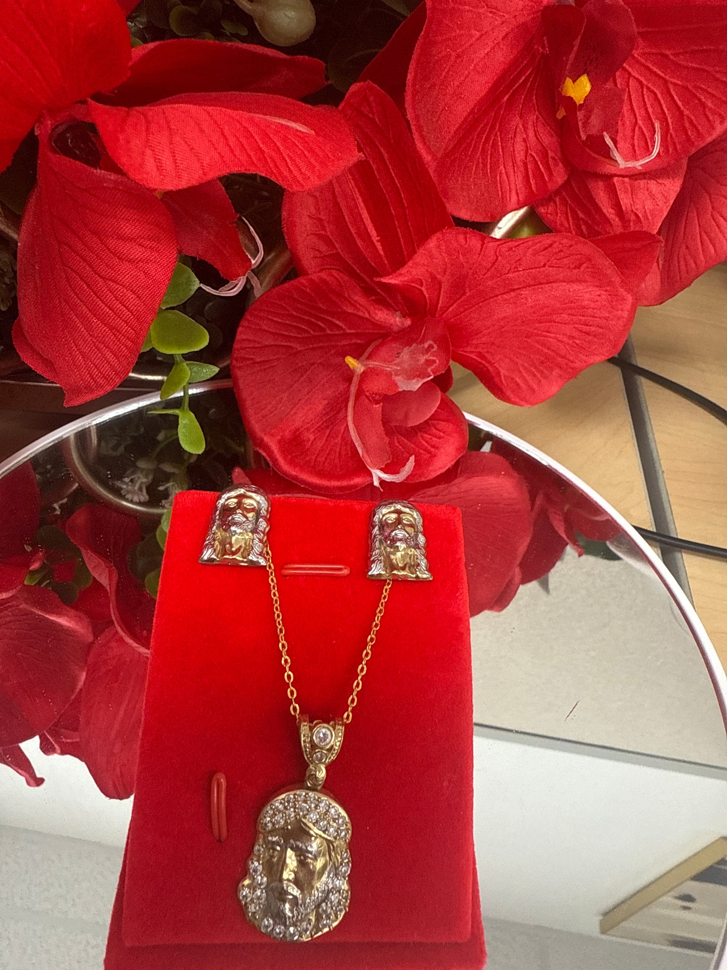 Cadena de oro 14k con el dije y los arete de la cara de cristo ,conjunto para mujer