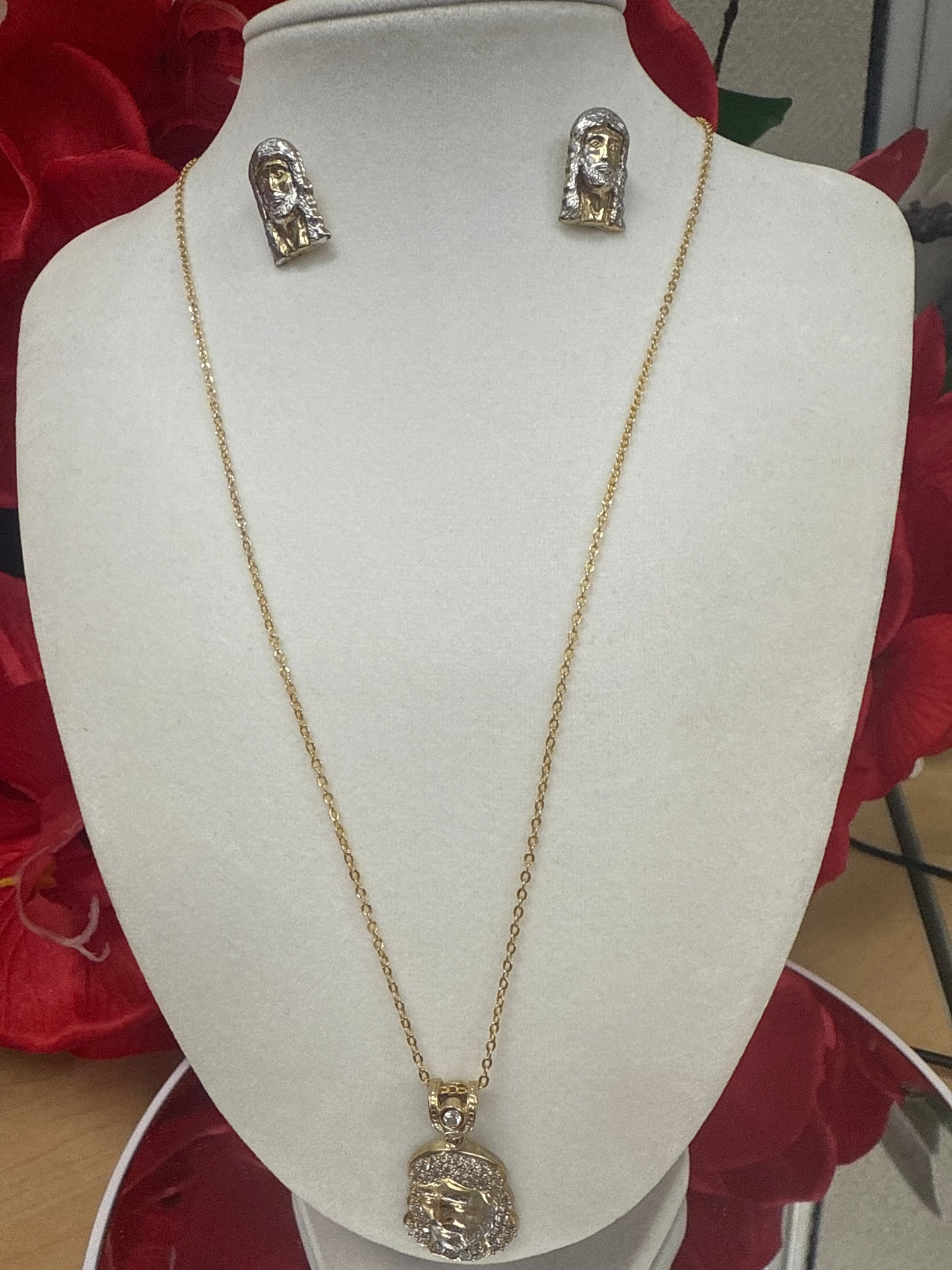 Cadena de oro 14k con el dije y los arete de la cara de cristo ,conjunto para mujer