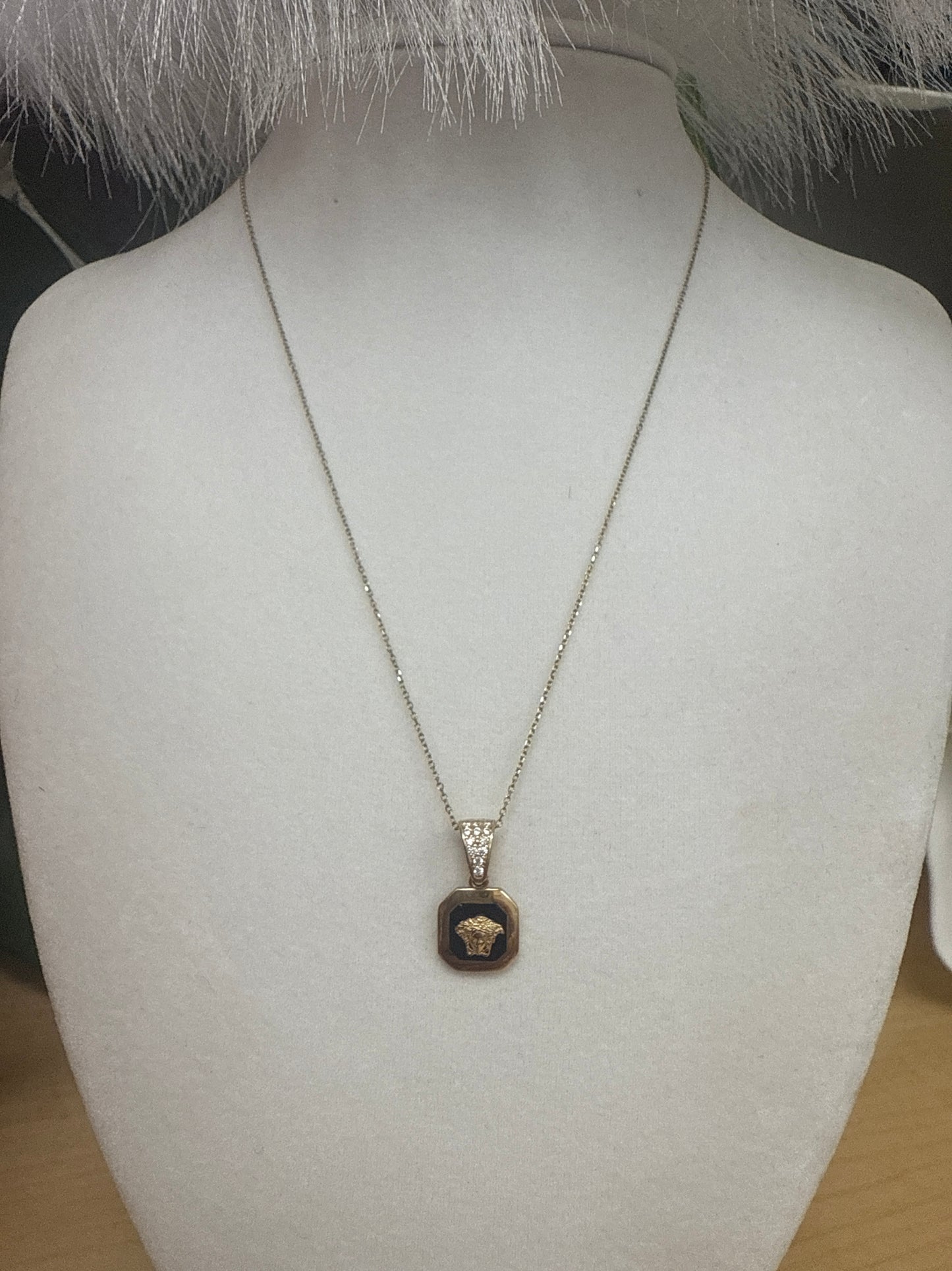 Conjunto de anillo, cadena y dije de Bersachi disfruta este bello diseno