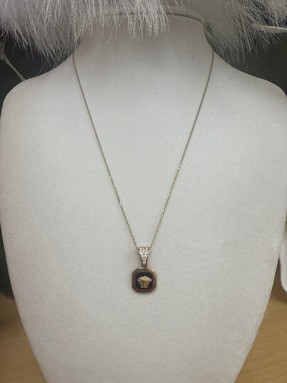 Conjunto de anillo, cadena y dije de Bersachi disfruta este bello diseno