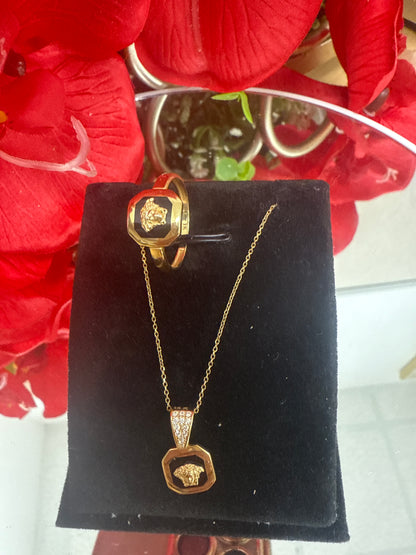 Conjunto de anillo, cadena y dije de Bersachi disfruta este bello diseno