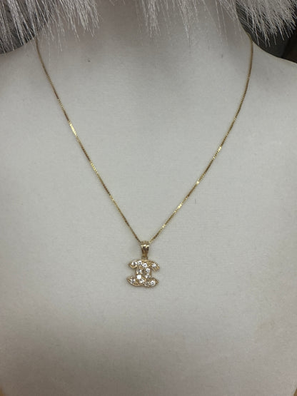 Disfruta de este bello Conjunto de cadena ,dije y aretes de CC para mujer y ninas .
