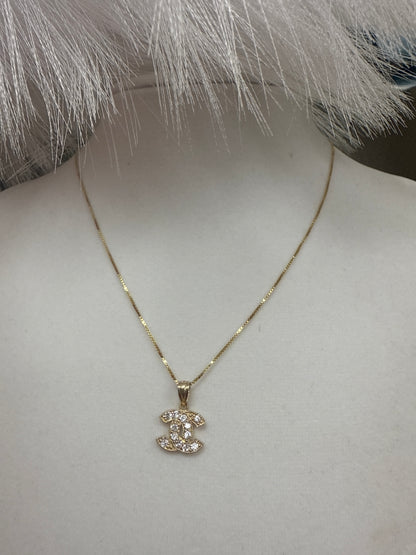 Disfruta de este bello Conjunto de cadena ,dije y aretes de CC para mujer y ninas .