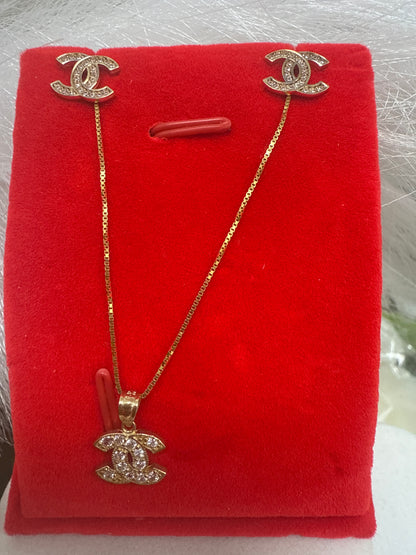 Disfruta de este bello Conjunto de cadena ,dije y aretes de CC para mujer y ninas .