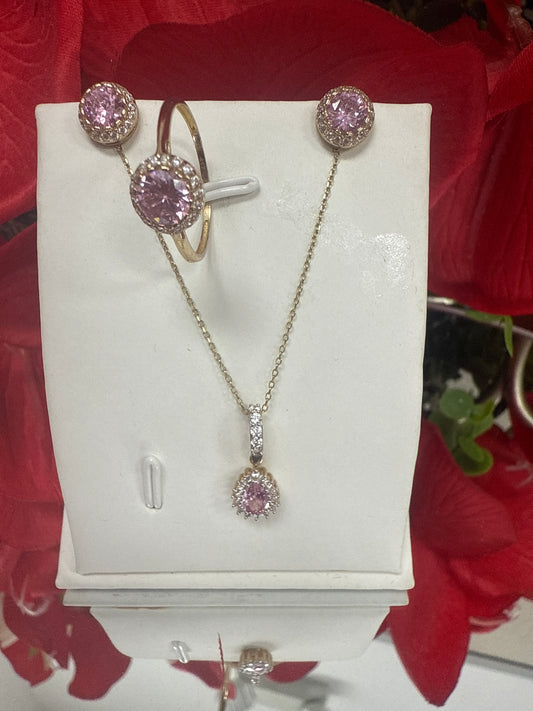 Disfruta de este bello conjunto de arete ,cadena ,dije y anillo con sirconia en rosada de oro 10k
