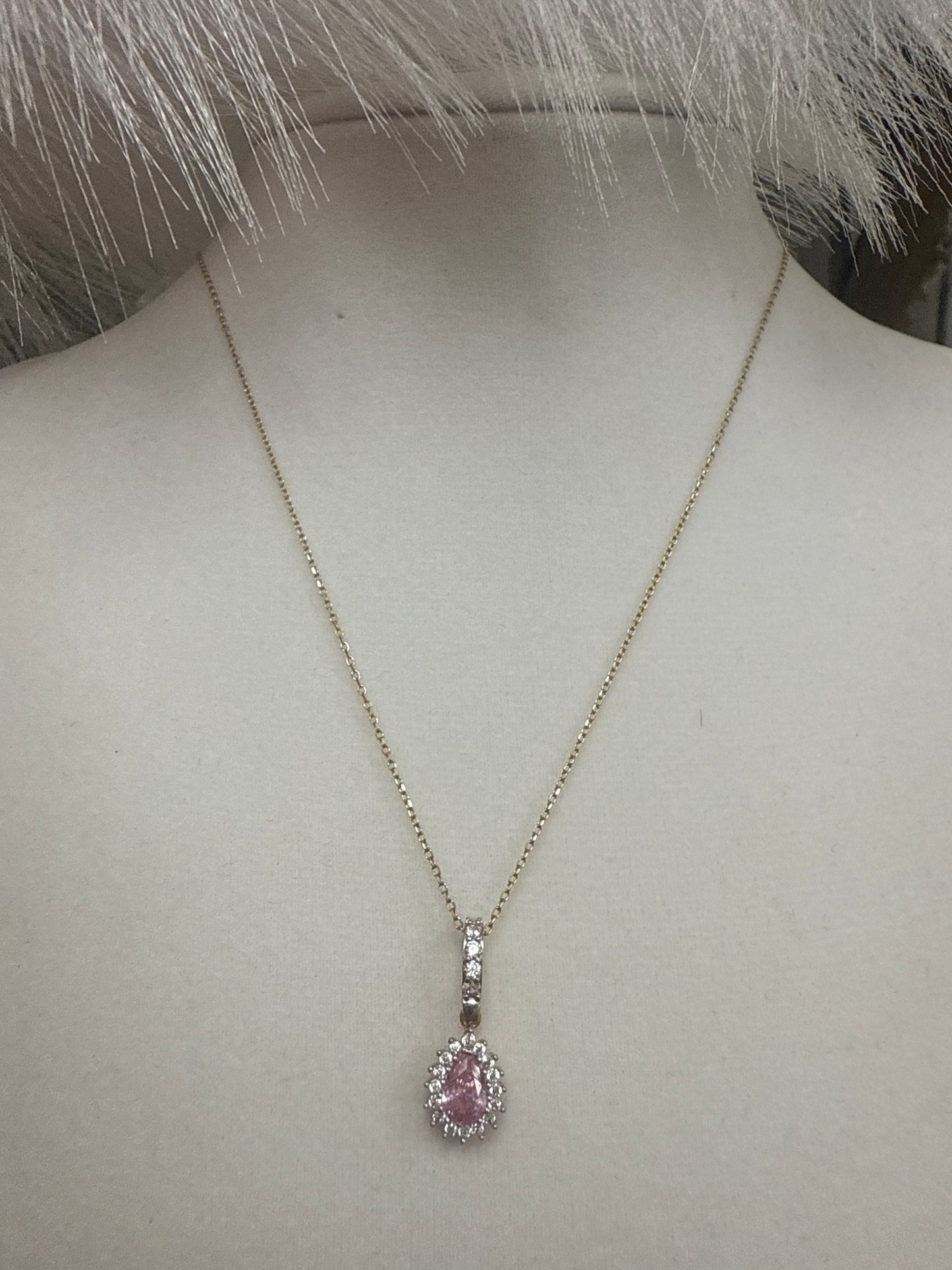 Disfruta de este bello conjunto de arete ,cadena ,dije y anillo con sirconia en rosada de oro 10k
